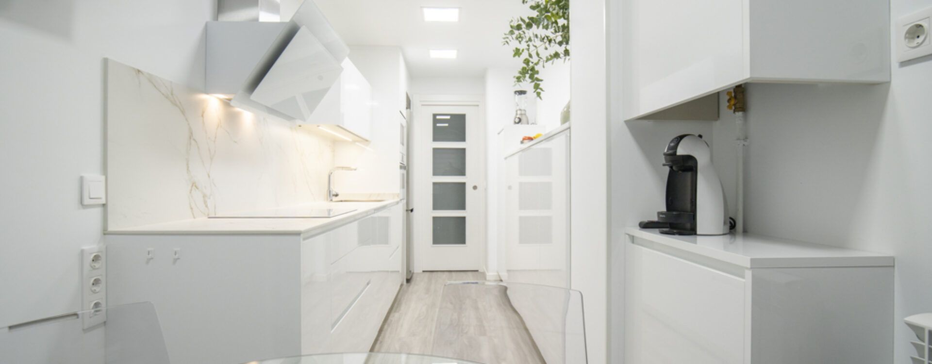 Cocina estrecha y alargada Suarco