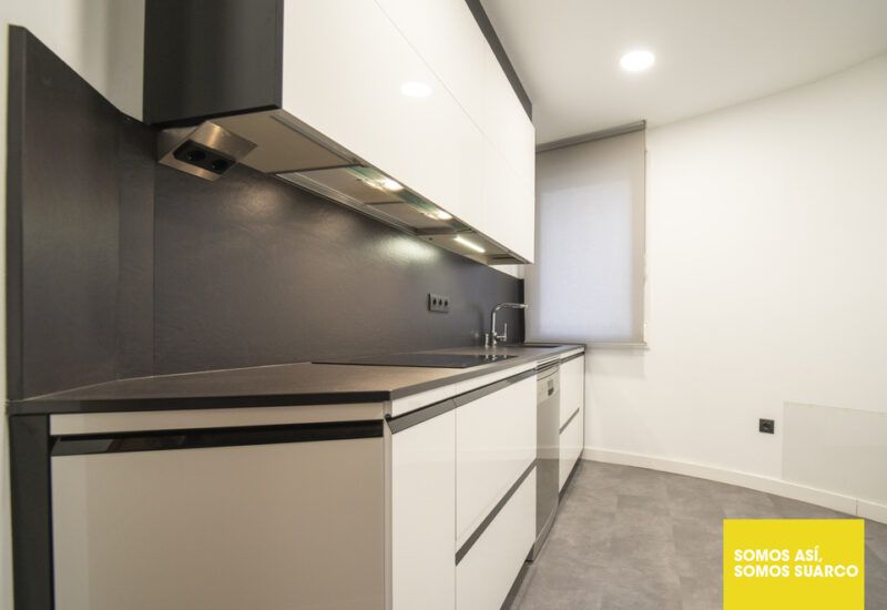 Cocina blanca y negra Suarco