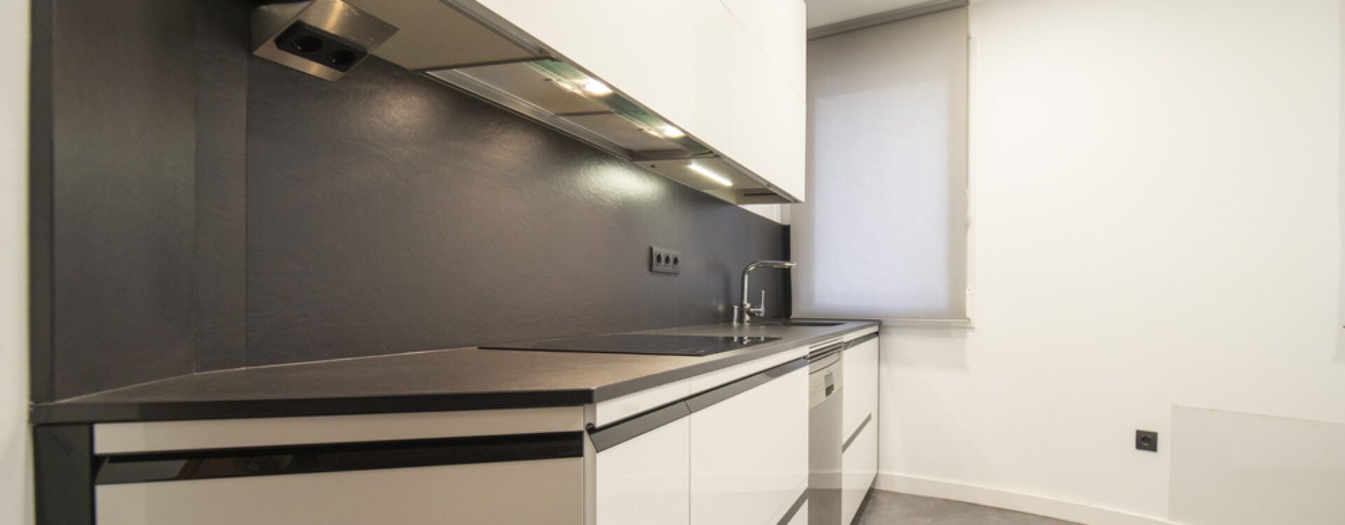 Cocina blanca y negra Suarco