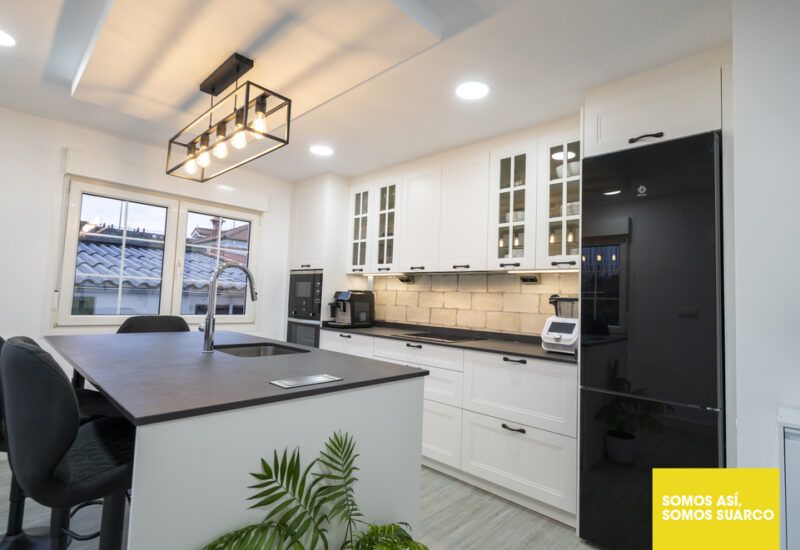 cocina moderna con isla Suarco