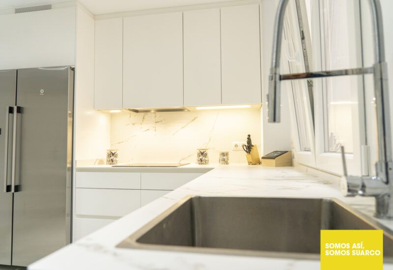 Cocina blanca en forma de L Suarco