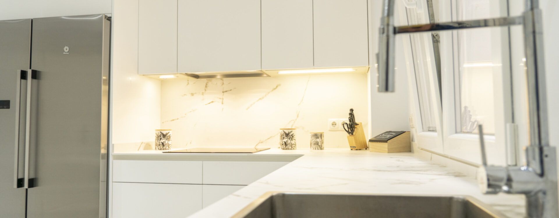 Cocina blanca en forma de L Suarco