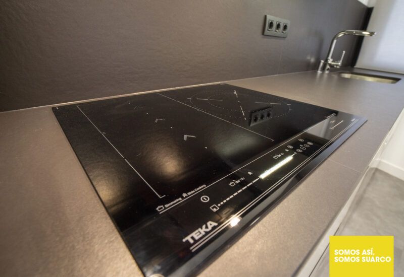 Cocina blanca y negra Suarco