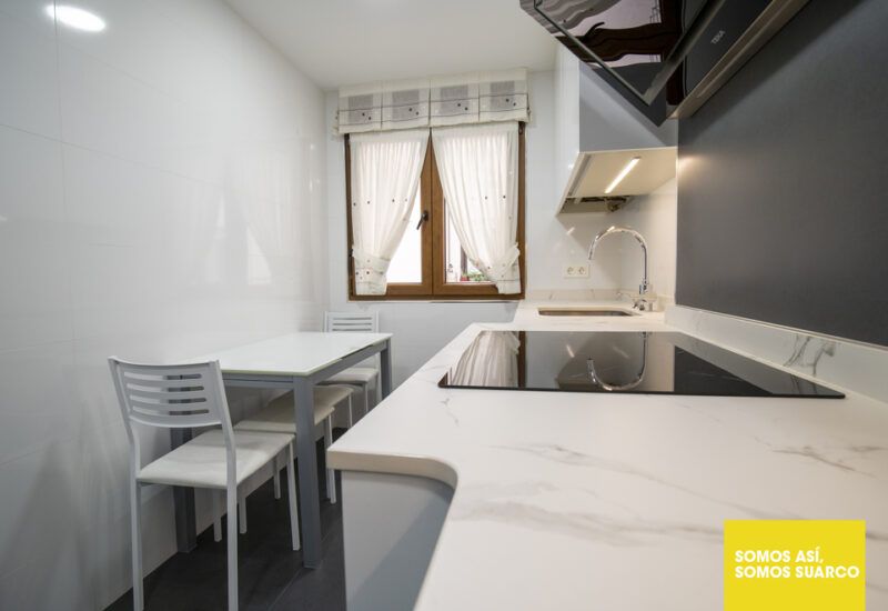Cocina pequeña en forma de L Suarco