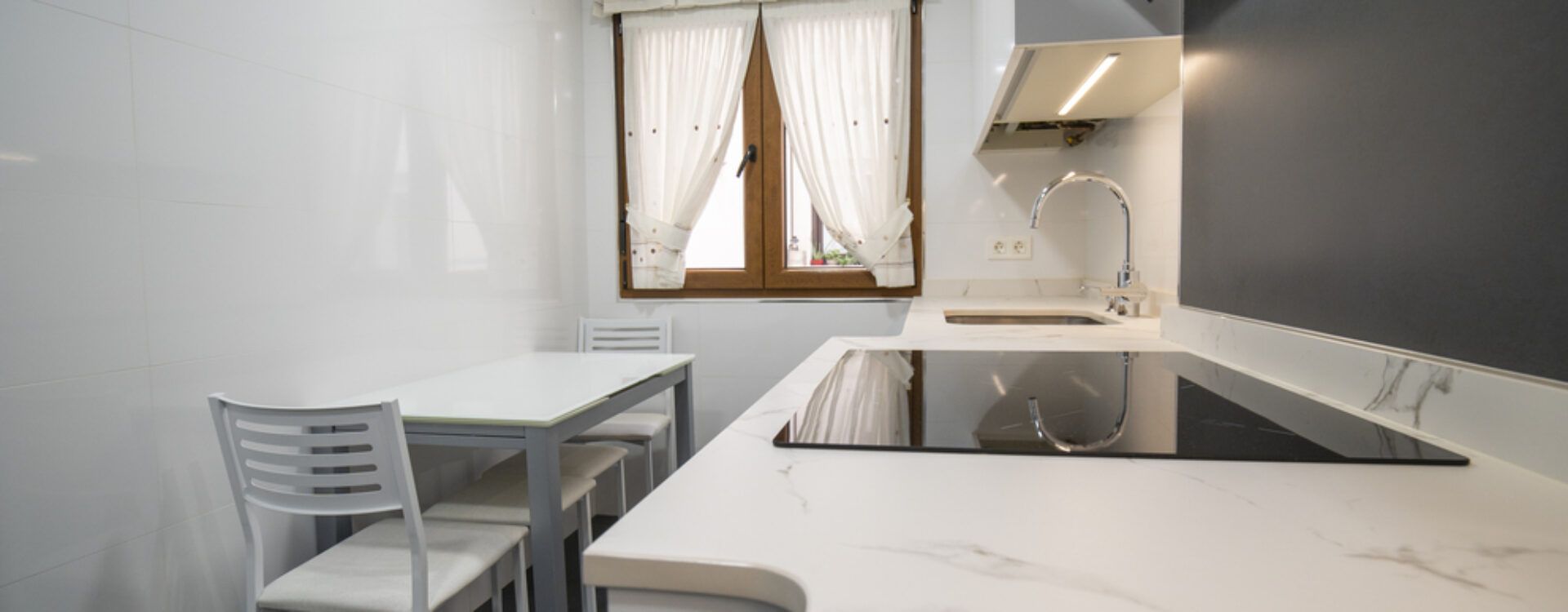 Cocina pequeña en forma de L Suarco