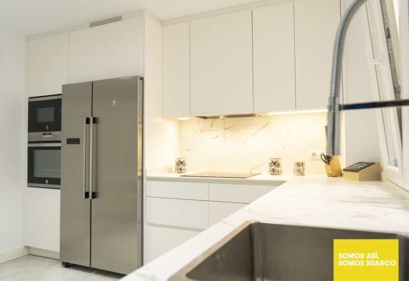 Cocina blanca en forma de L Suarco