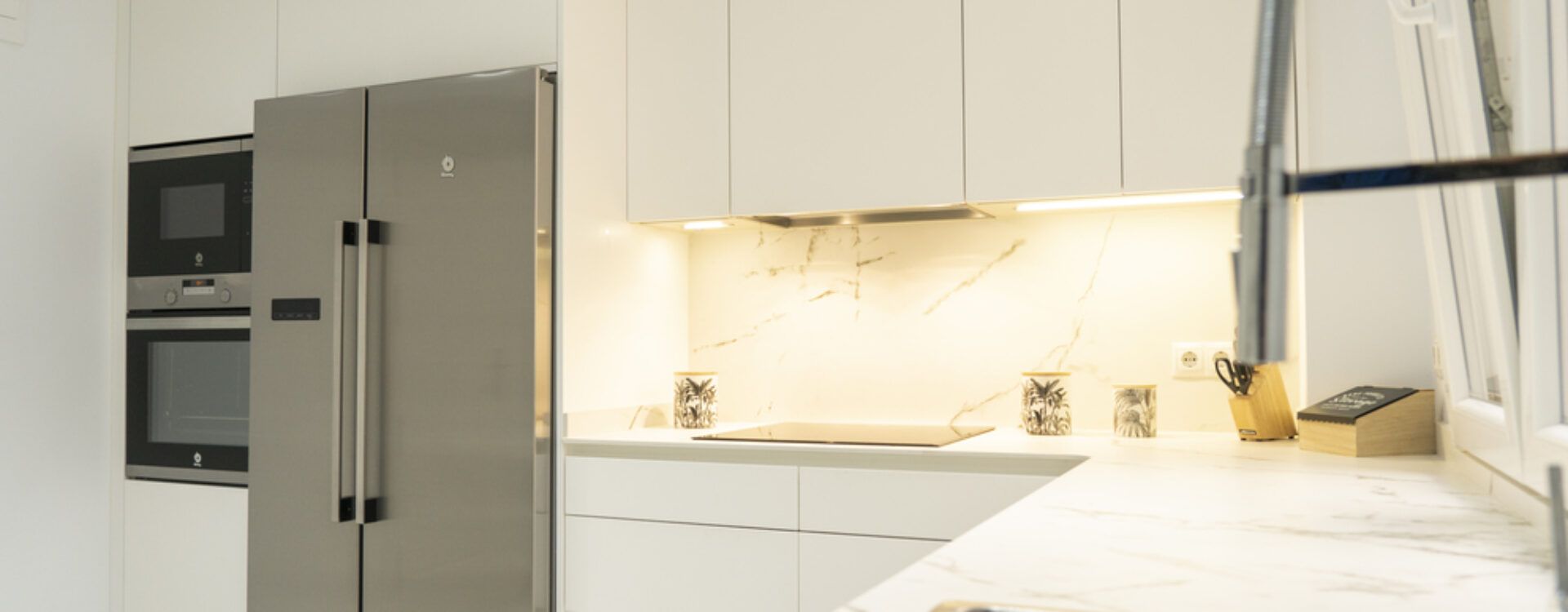 Cocina blanca en forma de L Suarco