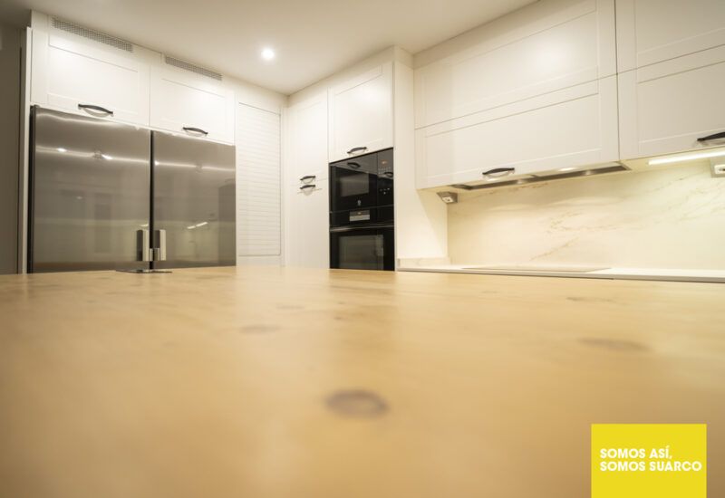 Cocina con isla abierta al salón Suarco