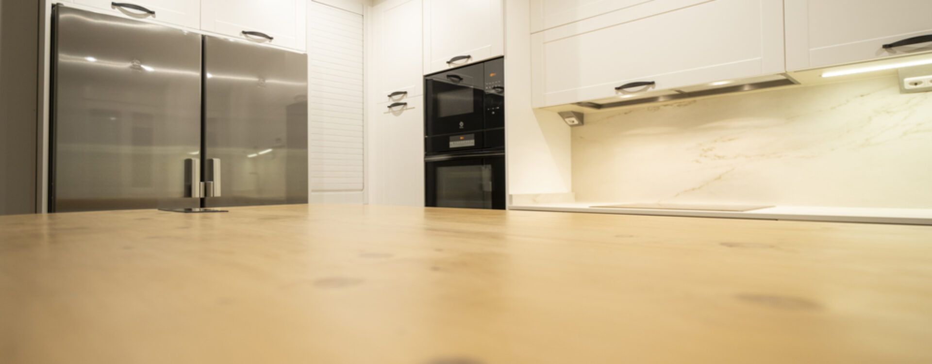 Cocina con isla abierta al salón Suarco
