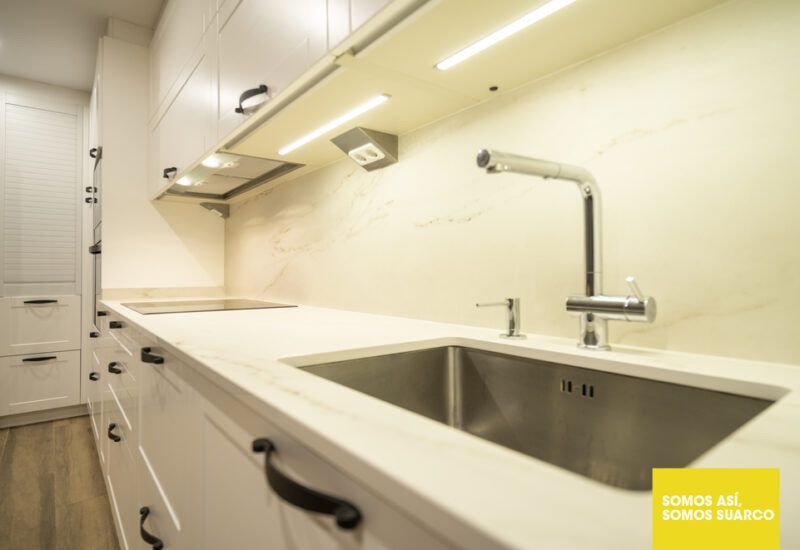Cocina con isla abierta al salón Suarco