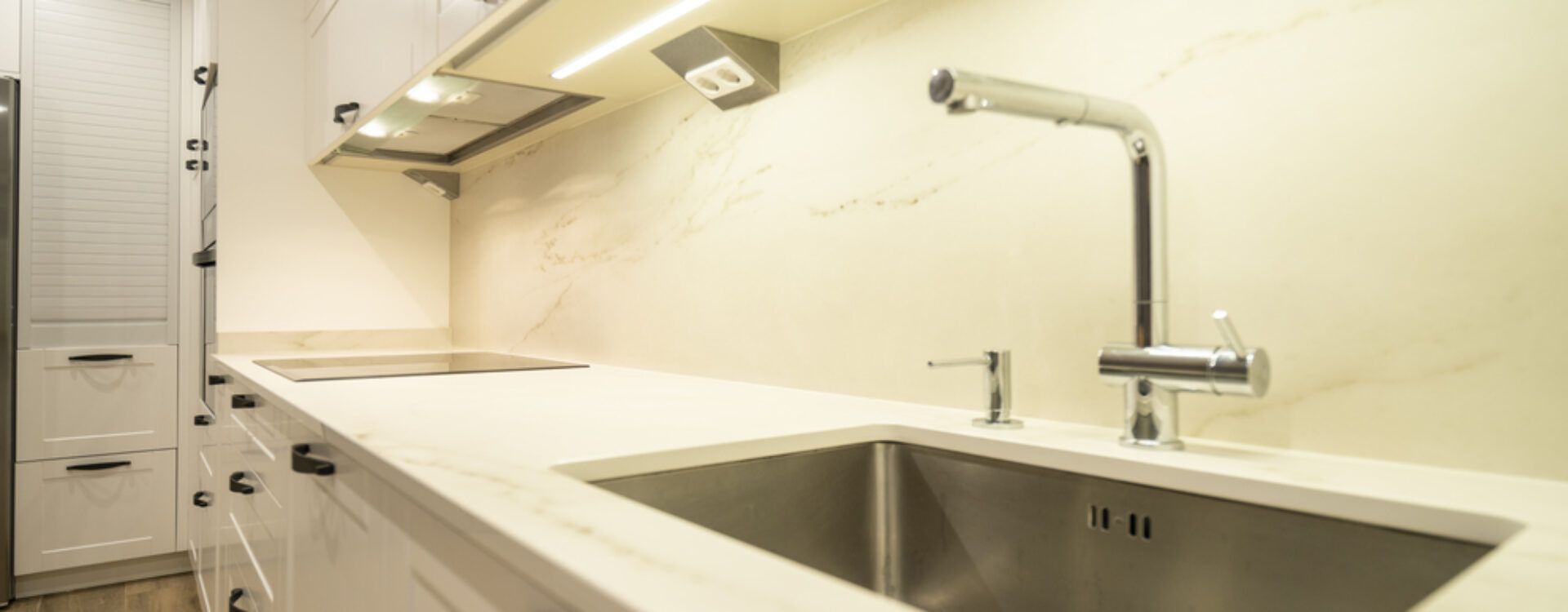 Cocina con isla abierta al salón Suarco