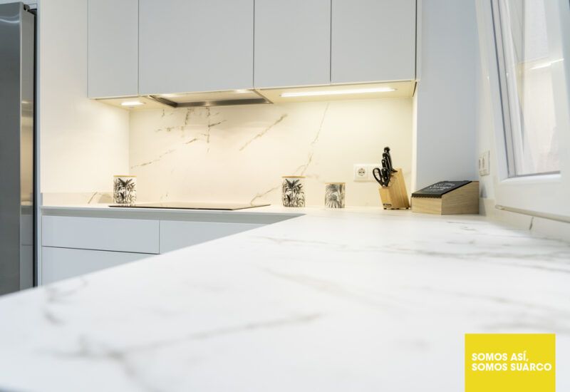 Cocina blanca en forma de L Suarco
