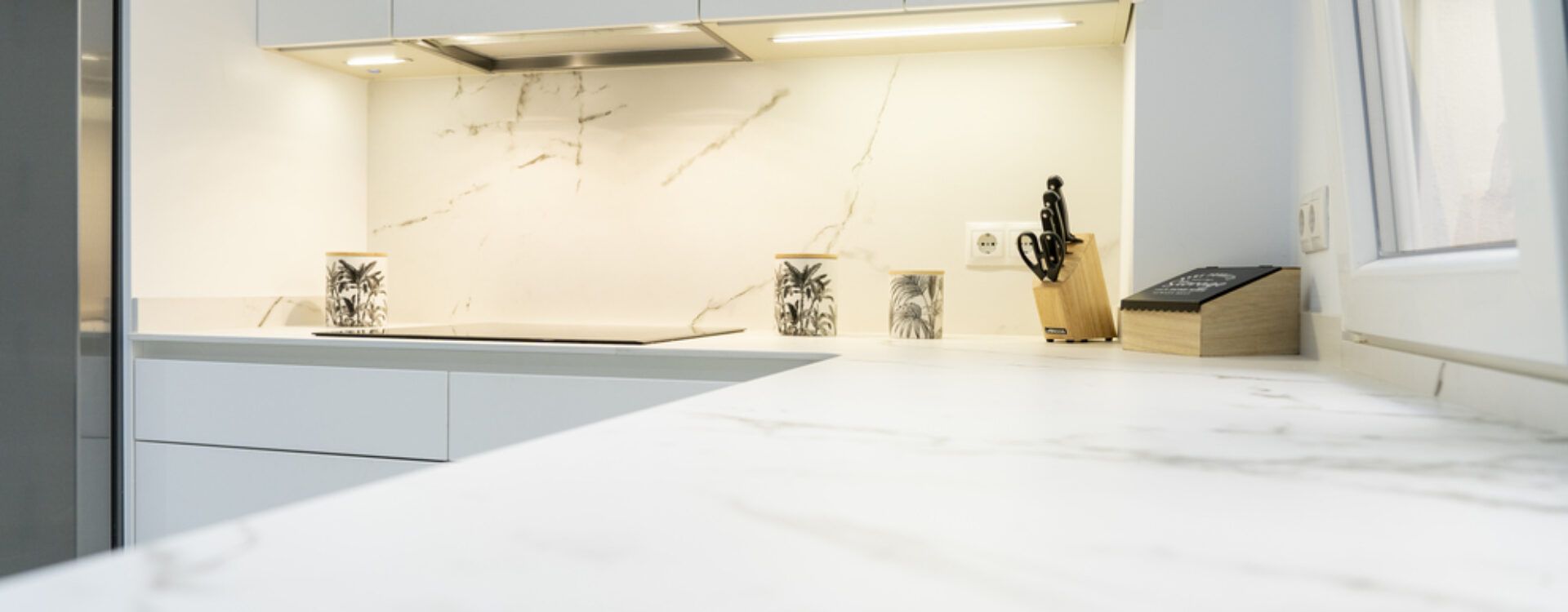 Cocina blanca en forma de L Suarco