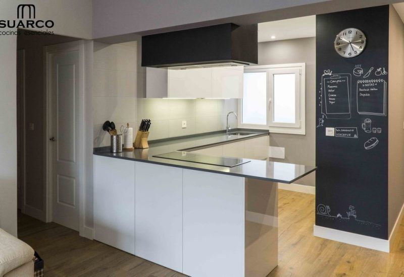 Cocina blanca abierta al salón