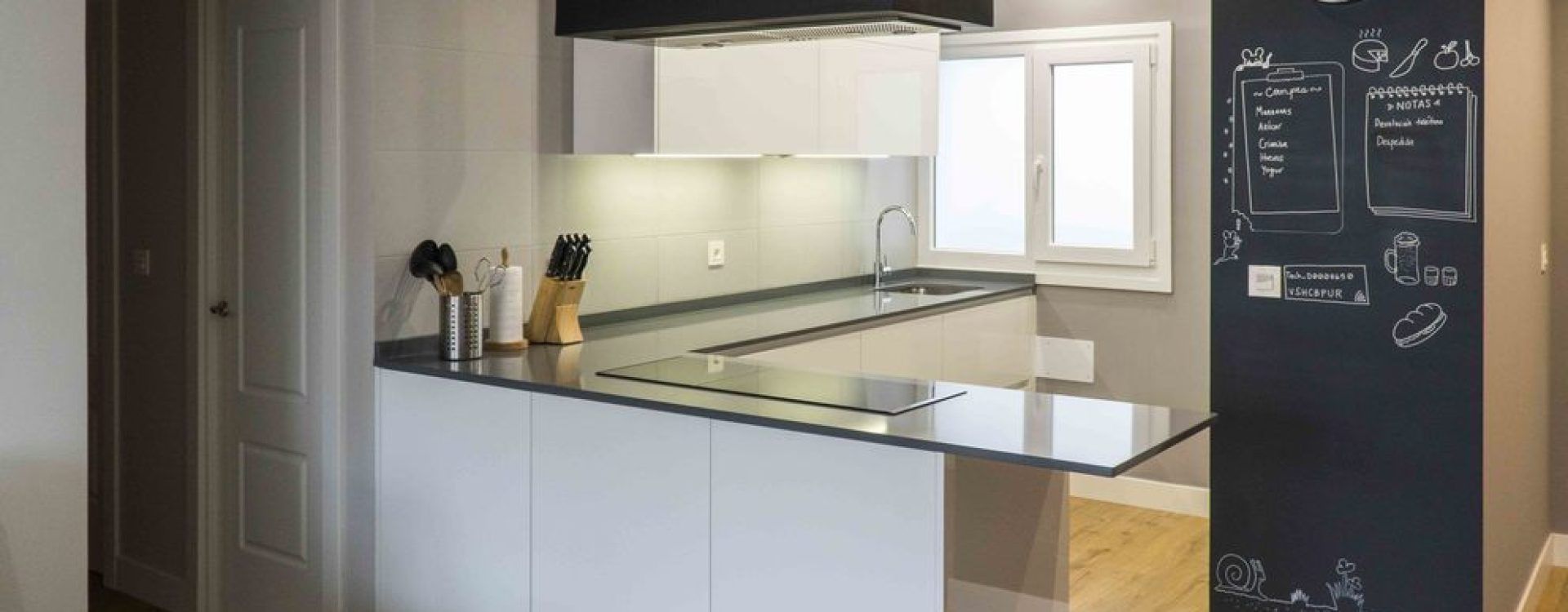 Cocina blanca abierta al salón