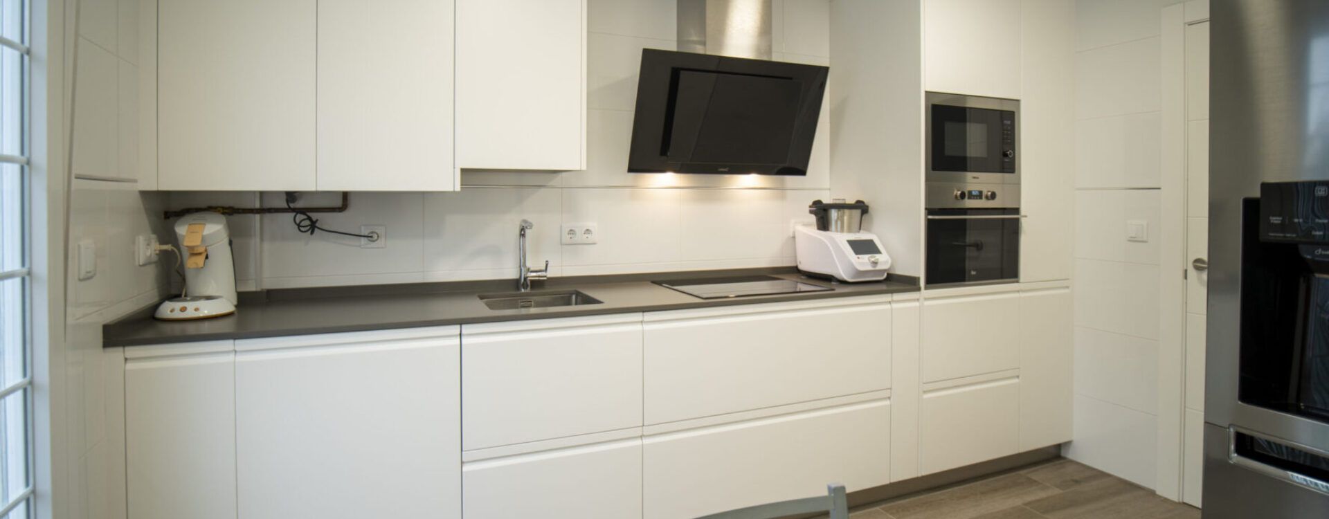 Cocina con frigorífico americano. Cocinas Suarco